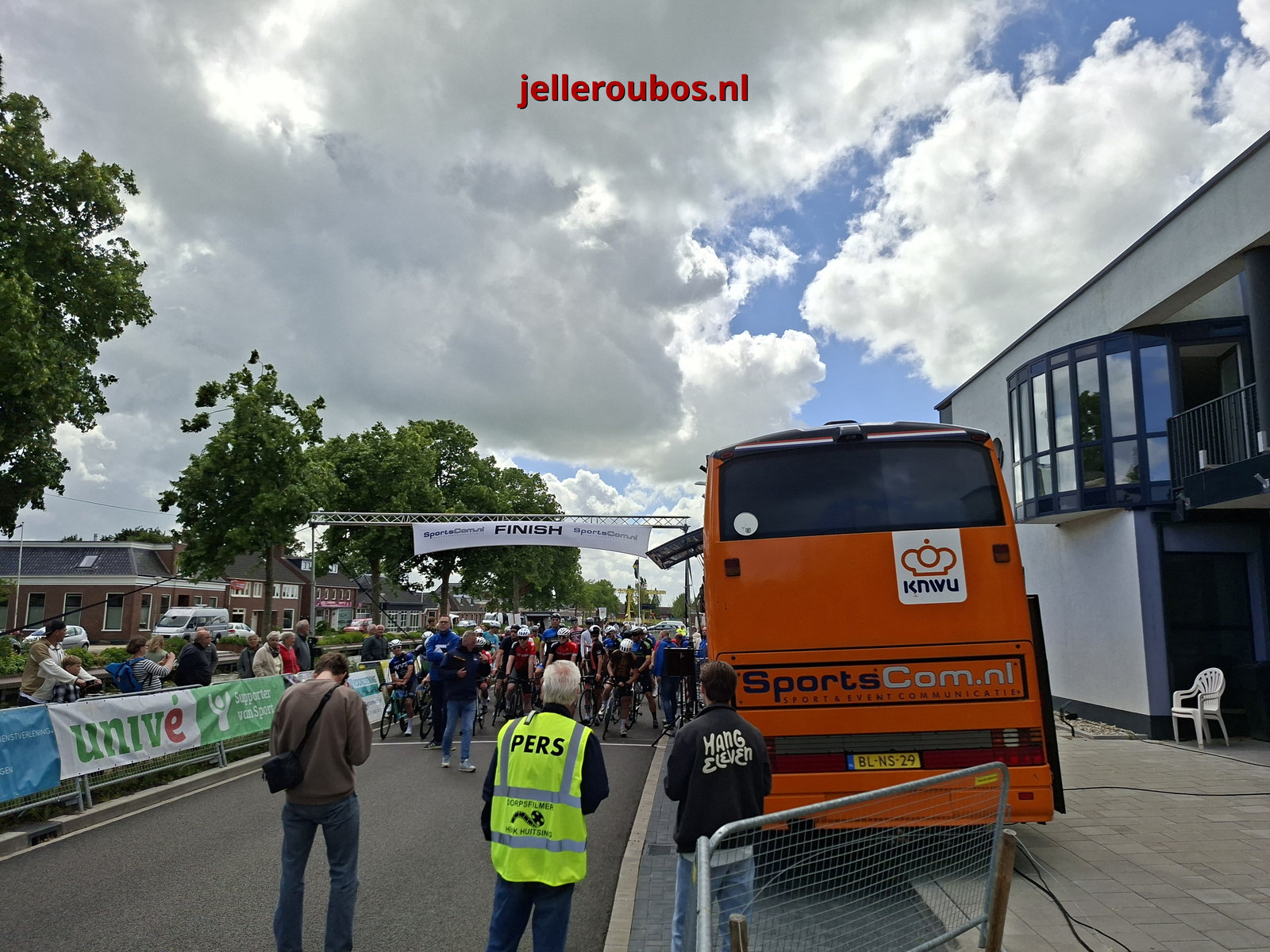 De start/finish en KNWU jury bus