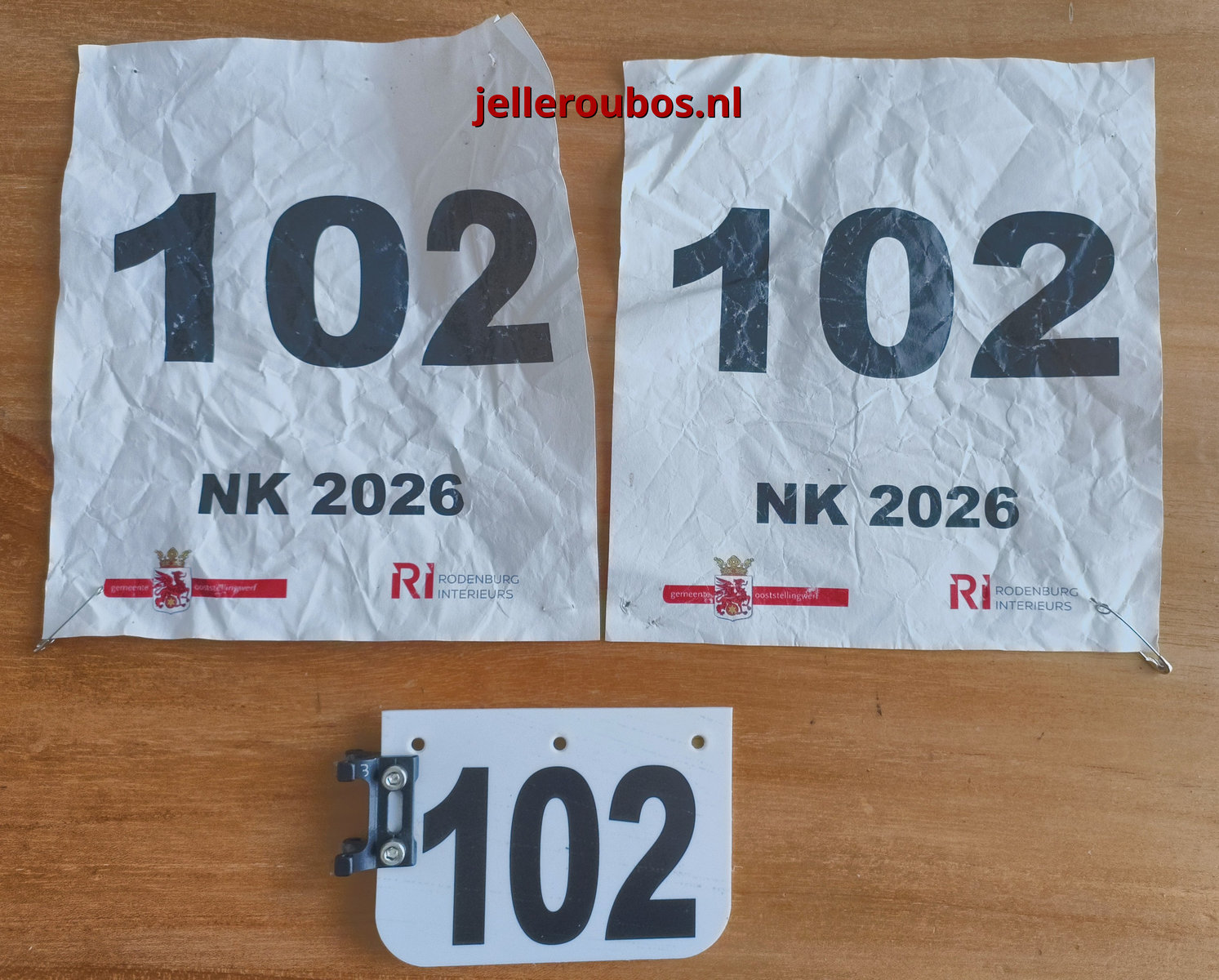 startnummer en kaderplaatje