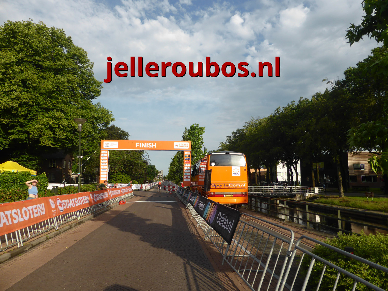 De start- finishstraat met KNWU jury bus