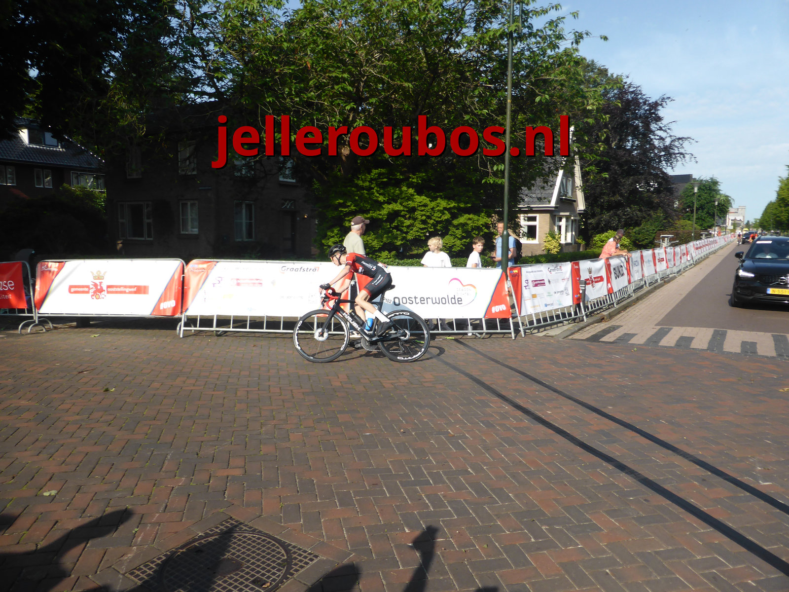 Bij 1e doorkomst, Jelle achter het peloton